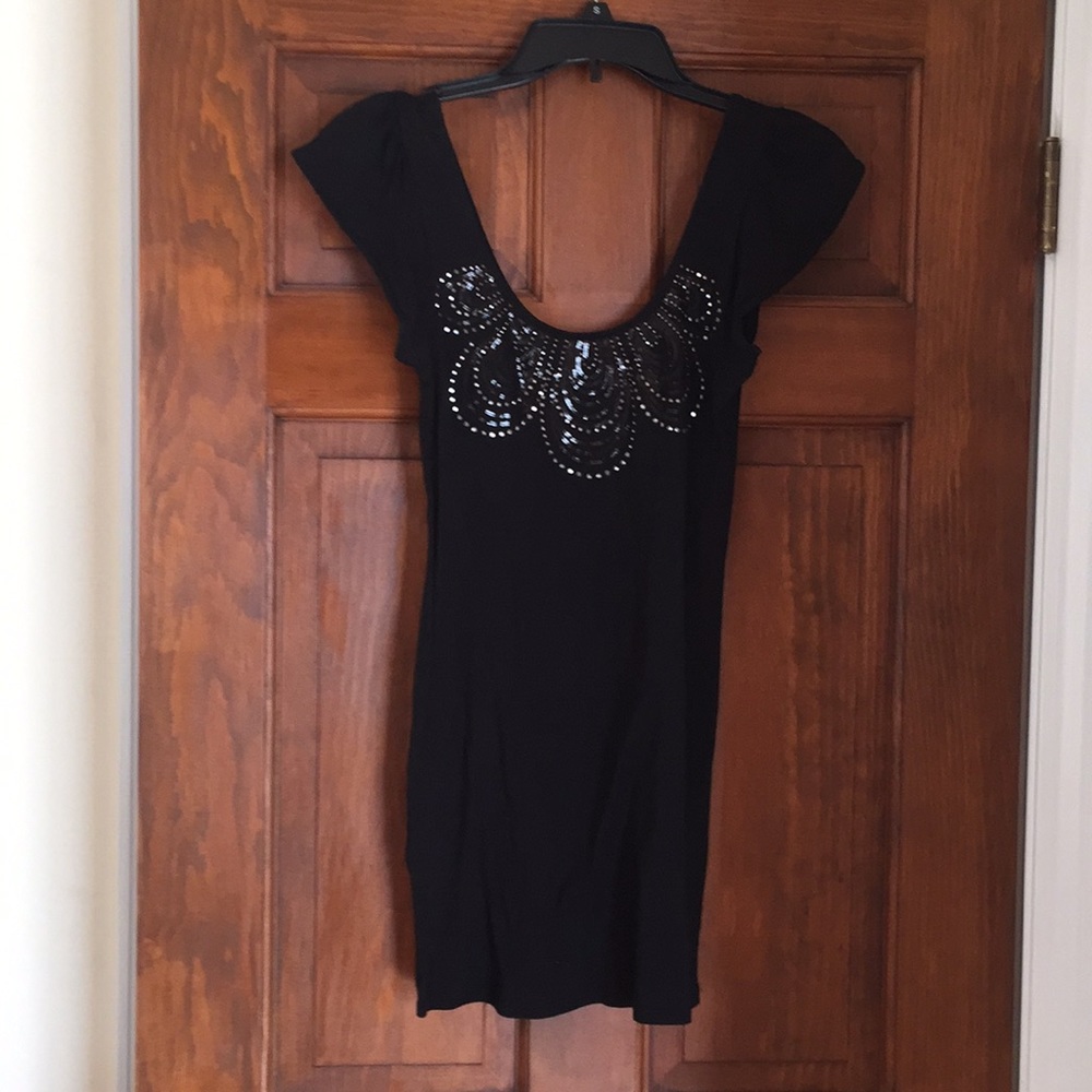 Black cap-sleeved tunic